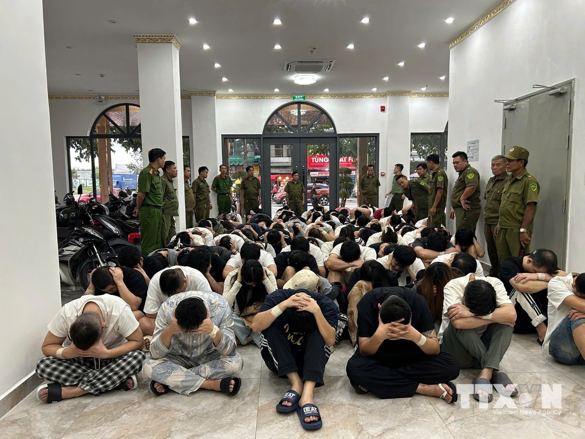 Công an Thành phố Hồ Chí Minh phát hiện gần 300 người nước ngoài cư trú trái phép, nghi hoạt động lừa đảo trên không gian mạng (tháng 6/2026). (Ảnh: TTXVN phát)
